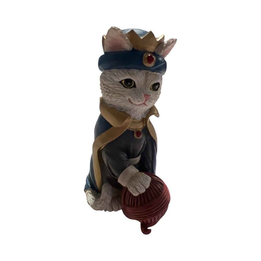 Hawthorne Village Purr-fect Christmas Pageant Cat Figurine King Yarn